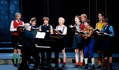 SCHLAFE, MEIN PRINZCHEN: Maike Schmidt, Thomas Wittmann, Johanna Griebel, , Corinna Pohlmann, Dorothée Neff, Annemarie Brüntjen, Lennart Lemster, Nadine Kiesewalter, Raphael Dwinger, Laura Tratnik; Foto: Barbara Braun