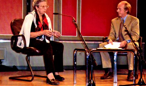 Gesprächskonzert im Konzerthaus Berlin: die Theresienstadt-Überlebende Eva Hermannova im Gespräch mit Albrecht Dümling (Vorsitzender „musica reanimata“). Foto: privat