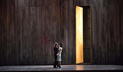 Romeo und Julia. Wioletta Hebrowska (Romeo), Evmorfia Metaxaki (Giulietta). Foto: Oliver Fantitsch