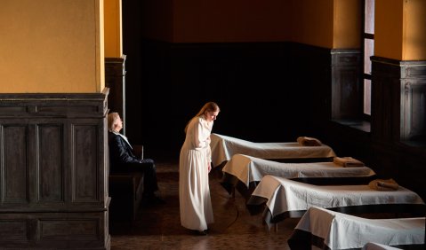 v.l.n.r.: Dietrich Volle (Faninal; sitzend), und Amanda Majeski (Feldmarschallin). Foto: Monika Rittershaus