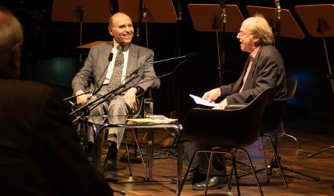 Samuel Adler im Gespräch mit Albrecht Dümling. Foto: Hufner