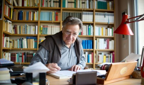 Peter Gülke in seinem Arbeitszimmer. Foto: Steffi Loos