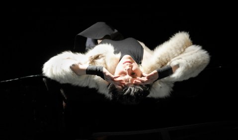 Salome Kammer in der szenischen Uraufführung von Brice Pausets „Exercices du silence“. Foto: Thomas Aurin, Staatsoper Berlin