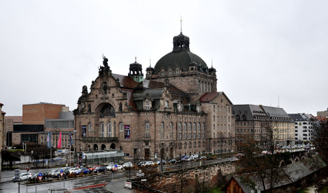 Das Staatstheater Nürnberg mit Opern- und Schauspielhaus. Photo: Andreas Praefcke, CC BY 3.0 <https://creativecommons.org/licenses/by/3.0>, via Wikimedia Commons