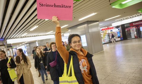 Nach den ersten drei Bildern von „Saint François d’Assise“ wird das Publikum in Gruppen mit der U-Bahn zum Wartbergplatz geführt. Foto: Martin Sigmund.