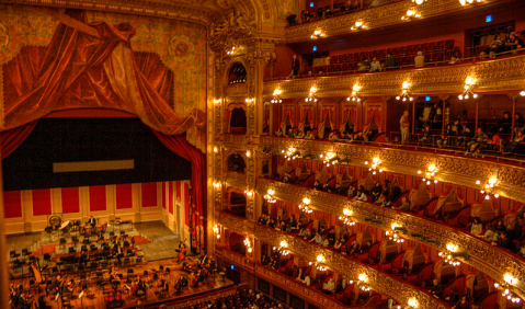 Der Saal des Teatro Colon. Foto: wikimedia commons, by HalloweenHJB [CC BY-SA 3.0  (https://creativecommons.org/licenses/by-sa/3.0) or GFDL (http://www.gnu.org/copyleft/fdl.html)]