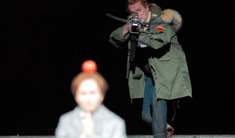 Michael Volle (Guillaume Tell), Evgeniya Sotnikova (Jemmy) in: Gioachino Rossini: Guillaume Tell, Premiere am 28.06.2014 im Nationaltheater, Musikalische Leitung: Dan Ettinger, Inszenierung: Antú Romero Nunes. Foto: Wilfried Hösl