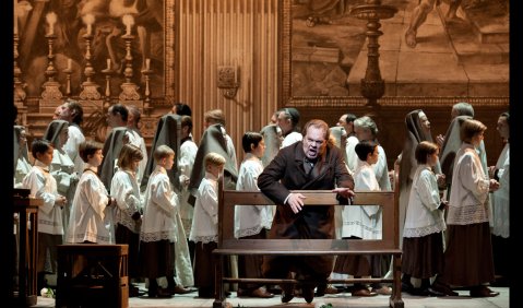 Michael Volle (SCARPIA), Staatsopernchor, Kinderchor. Foto: Hermann und Clärchen Baus