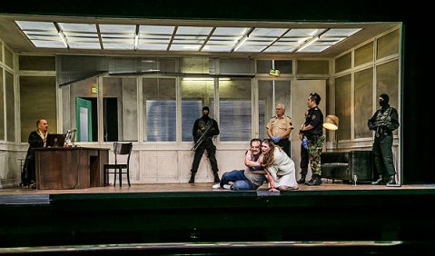 Gerard Quinn (Scarpia), Zurab Zurabishvili (Cavaradossi), Erica Eloff (Tosca), Hyungseok Lee (Spoletta), Statisterie. Tosca in Lübeck. Foto: © Jochen Quast