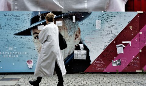 Barenboim-Plakat vor der Baustelle der Berliner Staatsoper. Foto: Hufner