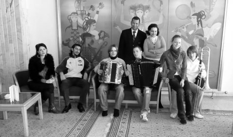 „Am schönsten waren die Gespräche mit den Musikstudenten“ – Katrin Illian und Nils Florian Saatkamp (rechts) in  Tunis. Foto: Katrin Illian