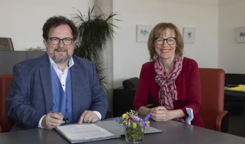 Michael Schulz und OBM Karin Welge bei derVertragsunterzeichnung. Foto: Presse, Gerd Kaemper 