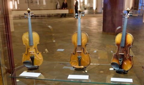 Vitrine der Ausstellung "Violinen der Hoffnung". Foto: Peter Adamik