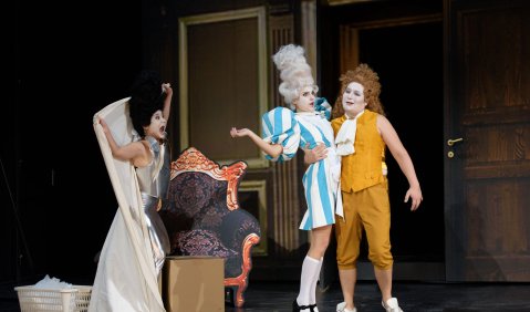 Die Hochzeit des Figaro - Sayaka Shigeshima (Cherubino), Milena Arsovska (Susanna), Alik Abdukayumov (Graf Almaviva). Foto: © Candy Welz