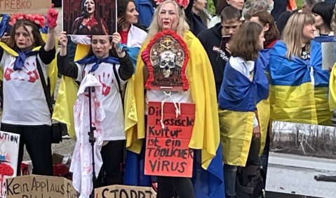 Demo vor dem Theater. Foto: Joachim Lange