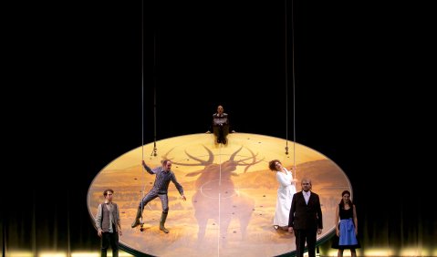 Alexandros Tsilogiannis (Baron Kronthal), Mathias Hausmann (Graf von Eberbach), Martin Hausberg (Pankratius), Anna Agathonos (Die Gräfin), Christoph Seidl (Baculus), Sophie Mitterhuber (Baronin Freimann). Foto: © Christian POGO Zach