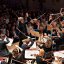 Am Abend des ersten Kongresstages bringt Wolfgang Hentrich die Kinder, Jugendlichen und jungen Erwachsenen der Deutschen Streicherphilharmonie zu musikalischen Höchstleistungen. Foto: Kai Bienert