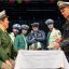 von links: Margrethe Fredheim (Micaela), Mitglieder des Opernchors und Aldo di Toro (Don José). Foto: © Anna Kolata