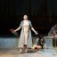 Marta klagt – und hofft, mit dem Mut der Verzweiflung. Als „Passagierin“ beeindruckt die Sopranistin Sofia Poulopoulou nachhaltig. Eine große Partie! Foto: Theater Krefeld und Mönchengladbach/Matthias Stutte
