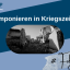 Unter dem Titel "Komponieren in Kriegszeiten" ist ein Bild von einem ruinierten Straßenzug in Schwarzweiß zu sehen.