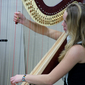 Viele Strings: die Harfe mit Musikerin